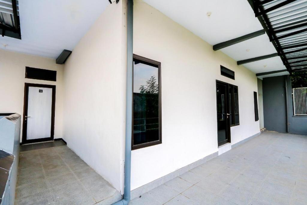 Hotel Oyo 3187 Kost Putri Bu Chris Jembel Exteriér fotografie