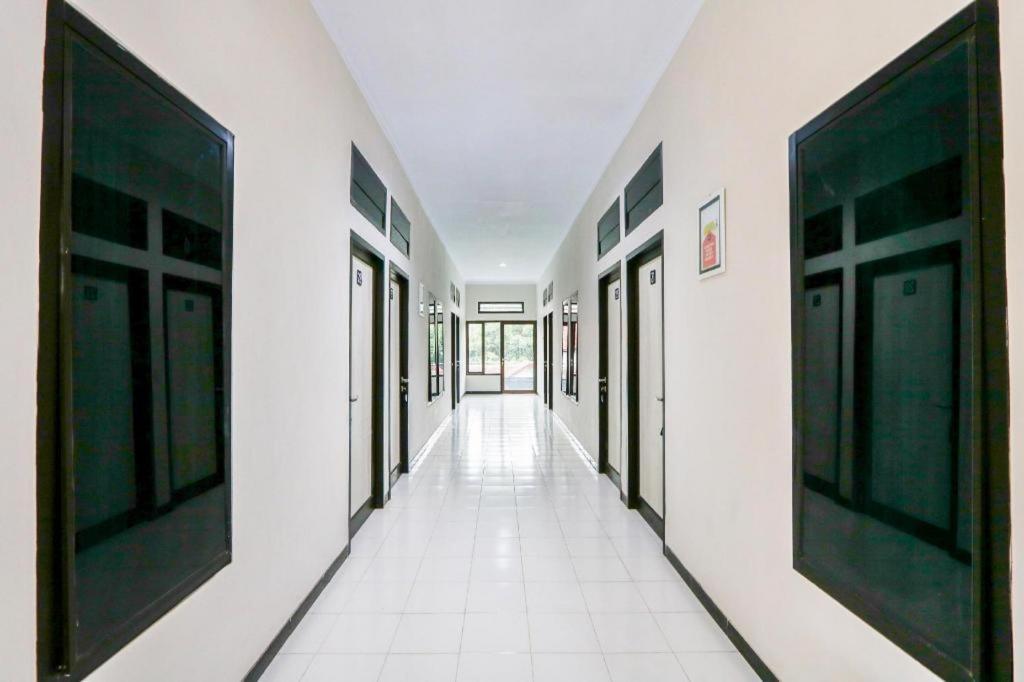Hotel Oyo 3187 Kost Putri Bu Chris Jembel Exteriér fotografie