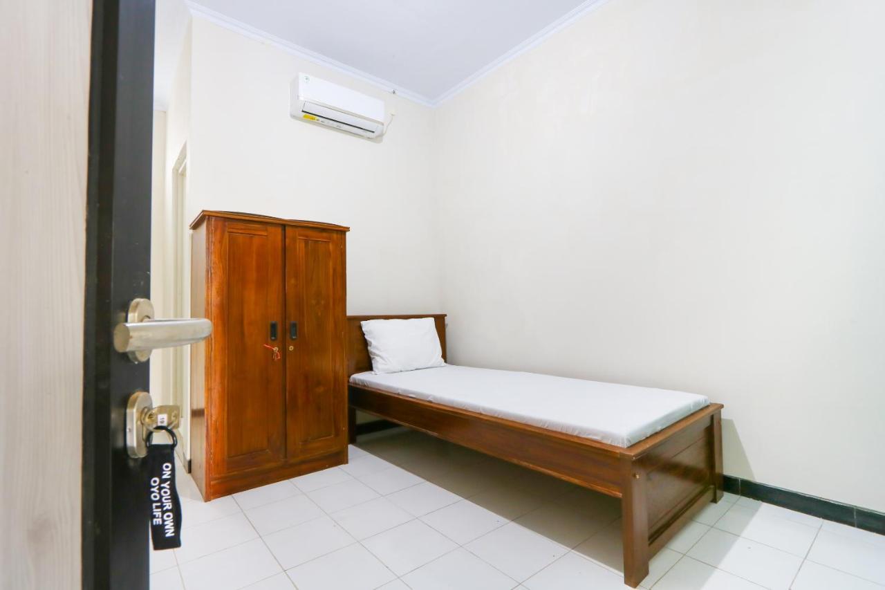 Hotel Oyo 3187 Kost Putri Bu Chris Jembel Pokoj fotografie