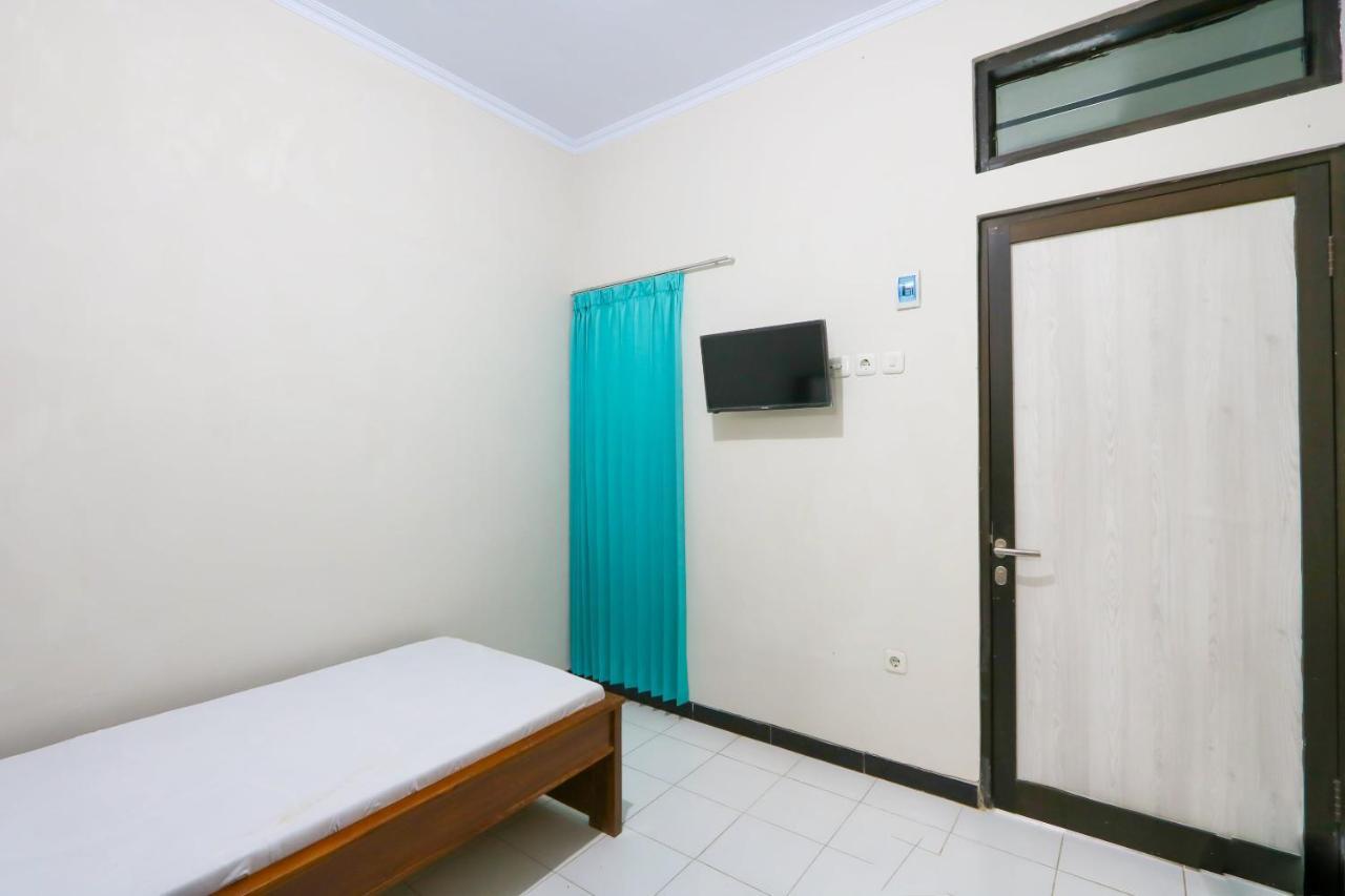 Hotel Oyo 3187 Kost Putri Bu Chris Jembel Exteriér fotografie