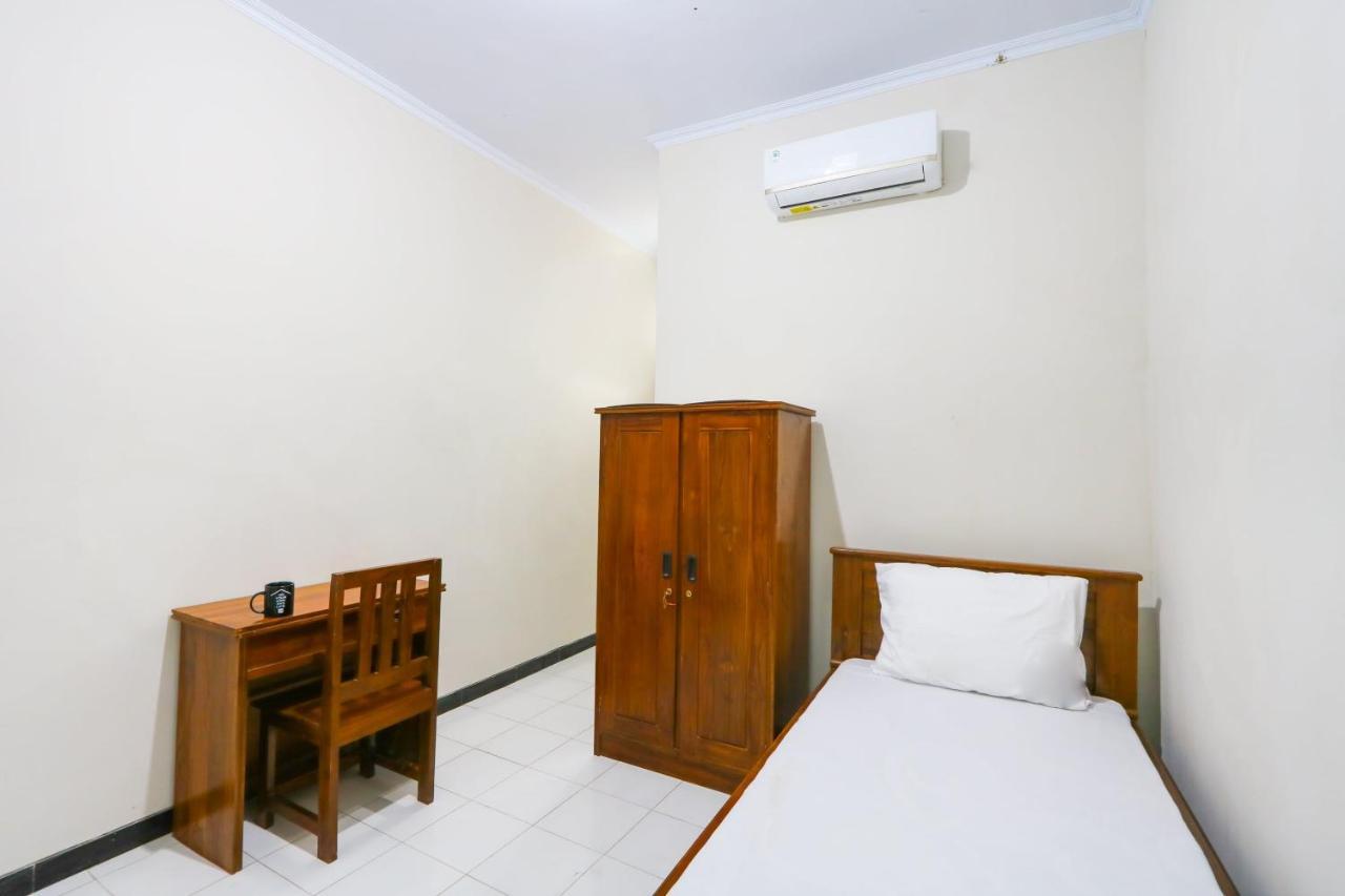 Hotel Oyo 3187 Kost Putri Bu Chris Jembel Exteriér fotografie